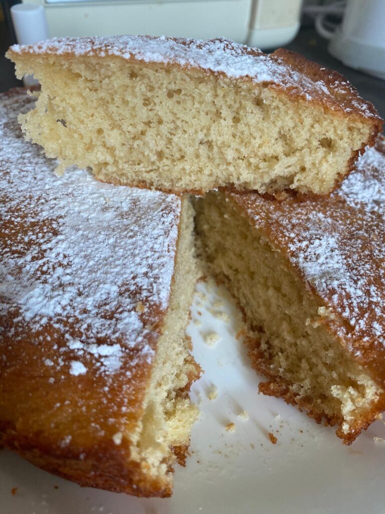 Fetta di torta allo yogurt su un piatto